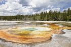 Yellowstone ukrývá půlku světových geotermálních jevů