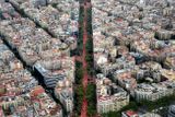 Letecký pohled na zaplněné třídy Barcelony.