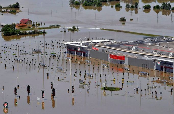 Nákupní centrum před Miskolcem voda zcela odřízla od zákazníků.