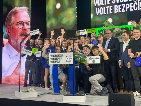Když opustily pódium špičky ODS, KDU-ČSL a TOP 09, hned je na vystřídali mladí členové a členky těchto stran. Neměli proslovy, ale fotili se.