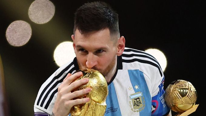 Nejlepší fotky z Kataru: Šťastný Messi, zklamaná Francie i vyzývavá fanynka