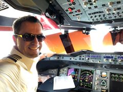 David Hecl. Jde o prvního českého pilota, který letěl s největším letadlem světa pro civilní dopravu, čtyřmotorovým Airbusem A380.