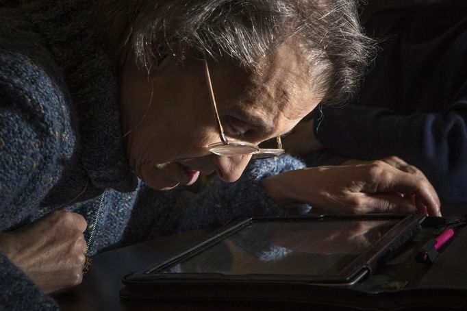 Jackie Thompson, a visually impaired student, touches the screen of an iPad during the Older Blind Program class at the World Services for the Blind (WSB) in Little Rock, Arkansas January 5, 2013. Janet Ford, an instructor who is part of the Older Blind Program, which enrols blind or visually impaired students older than 54 years old, says touch screen computers are easier to use than a traditional keyboard for her students. The WSB is a rehabilitation center for the blind or visually impaired which offers life skills and career training programs designed to help those enrolled achieve sustainable independence. Picture taken on January 5, 2013. REUTERS/Gaia Squarci (UNITED STATES - Tags: HEALTH EDUCATION SOCIETY SCIENCE TECHNOLOGY) Published: Dub. 26, 2013, 2:07 odp.