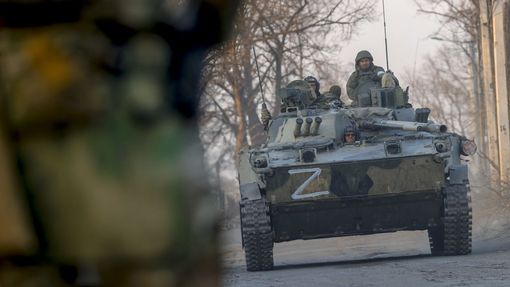 Ruští vojáci v tanku. Volnovacha, Ukrajina, 26. 3. 2022