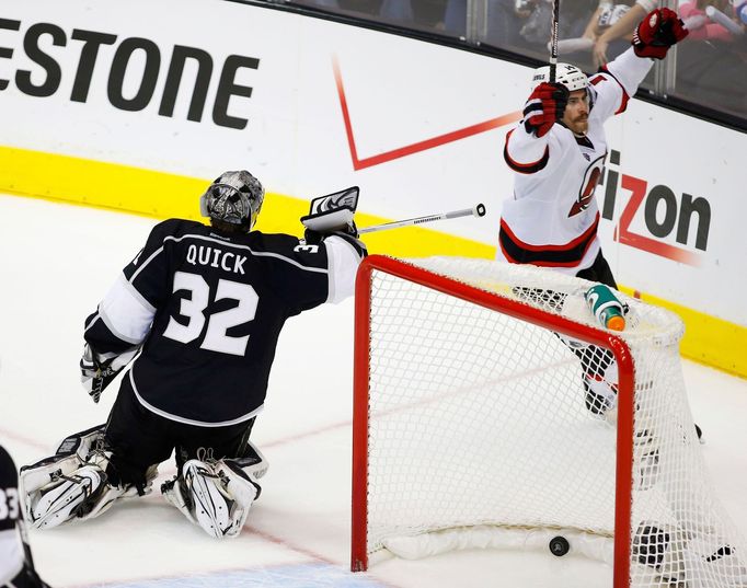 Adam Henrique se raduje z vítězného gólu do sítě Jonathana Quicka.