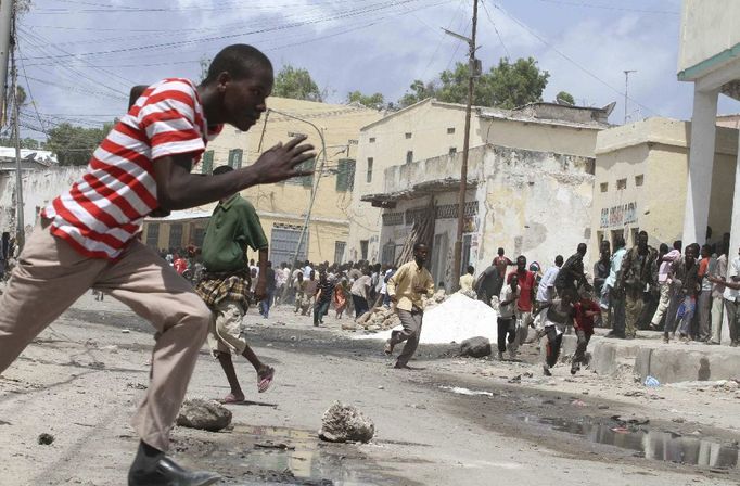 Útěk jednoho z demonstrujících během protestů v somálském Mogadišu. Východoafrické Somálsko se od devadesátých let zmítá v občanské válce a přestalo existovat jako jednotný stát. Země se ponořila do anarchie a rozpadla se na několik kvazistátů. Nynější vláda prezidenta Šejka Šarífa Ahmeda je již patnáctým pokusem OSN nastolit v zemi centrální vládu. Vláda se ale drží u moci jen díky podpoře Africké unie a OSN.