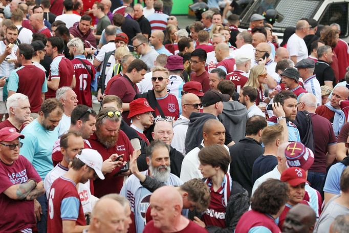 Situace před stadionem v Edenu před finále Konferenční ligy Fiorentina - West Ham