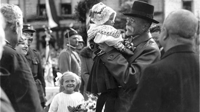 Původní podoba snímku, jehož výřez se stal fotografickým symbolem první republiky. Vlasta Fňukalová vítá na náměstí prezidenta Masaryka v okamžiku, kdy zvedl do náručí tříletou Evičku Neugebauerovou.