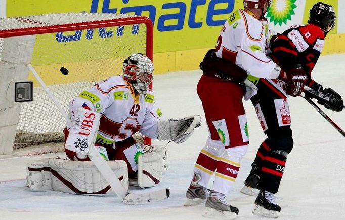 Spengler Cup: Sparta - Kanada: Tomáš Pöpperle, Radek Philipp a Cory Murphy