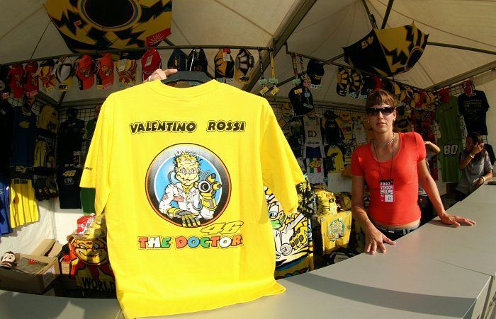 Že vloni vyhrál titul mistra světa Hayden? Že letos vede šampionát Stoner? To na stáncích se suvenýry nic neznamená! Rossi zcela jednoznačně vede v poptávce po zboží s jeho iniciály.