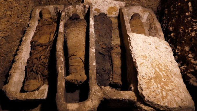 Foto: Archeologové v Egyptě objevili 40 mumií. Nahlédněte do komory, kde byly ukryty