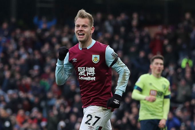 Matěj Vydra z  Burnley slaví branku v zápase s týmem AFC Bournemouth