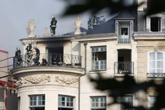 Luxusní pařížský hotel Lambert vážně poničil požár