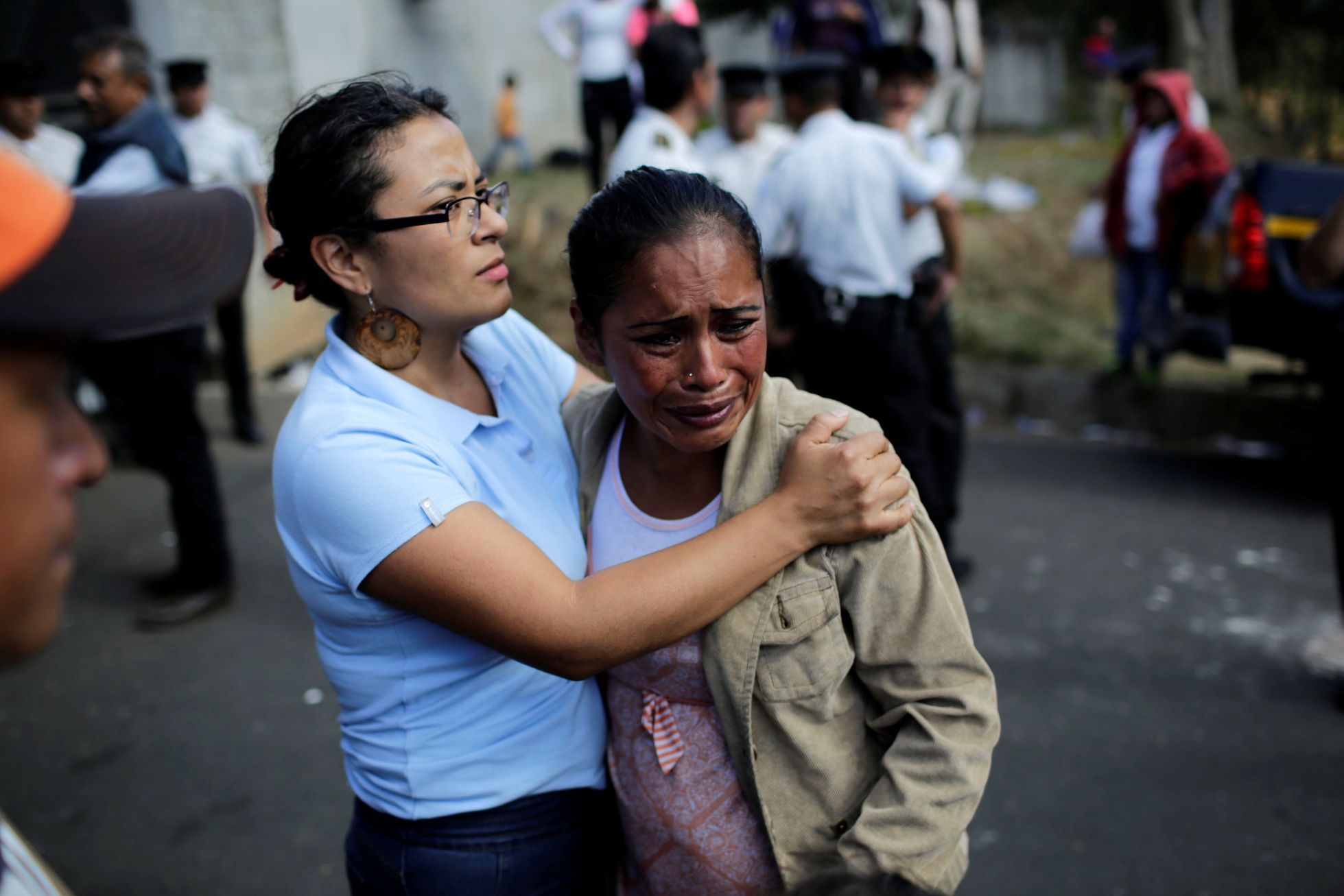 Pozůstalí po obětech požáru v sociálním ústavu v Guatemale.