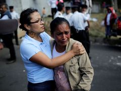 Pozůstalí po obětech požáru v sociálním ústavu v Guatemale.