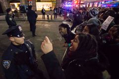 Ulice vítězí, za udušení černocha budou policistu vyšetřovat