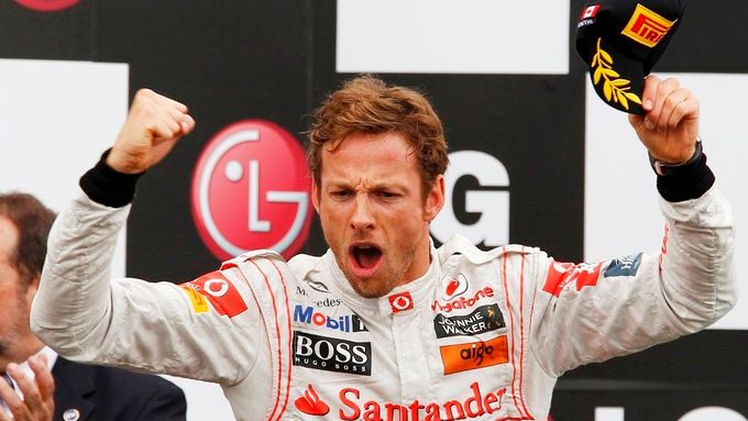 Jenson Button se raduje z vítězství ve VC Kanady
