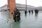 Benátky dál trápí záplavy. Náměstí Sv. Marka je zavřené, voda stoupla na metr a půl