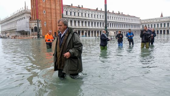 Rekordní povodně v Benátkách: Slavná bazilika je zatopená, z náměstí se stalo jezero