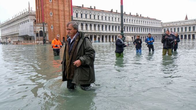 Rekordní povodně v Benátkách: Slavná bazilika je zatopená, z náměstí se stalo jezero