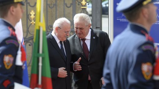 Jedním z hostů dvoudenního summitu Východního partnerství, které pozval prezident Miloš Zeman (vpravo), je slovenský prezident Ivan Gašparovič.