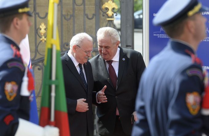 Jedním z hostů dvoudenního summitu Východního partnerství, které pozval prezident Miloš Zeman (vpravo), je slovenský prezident Ivan Gašparovič.