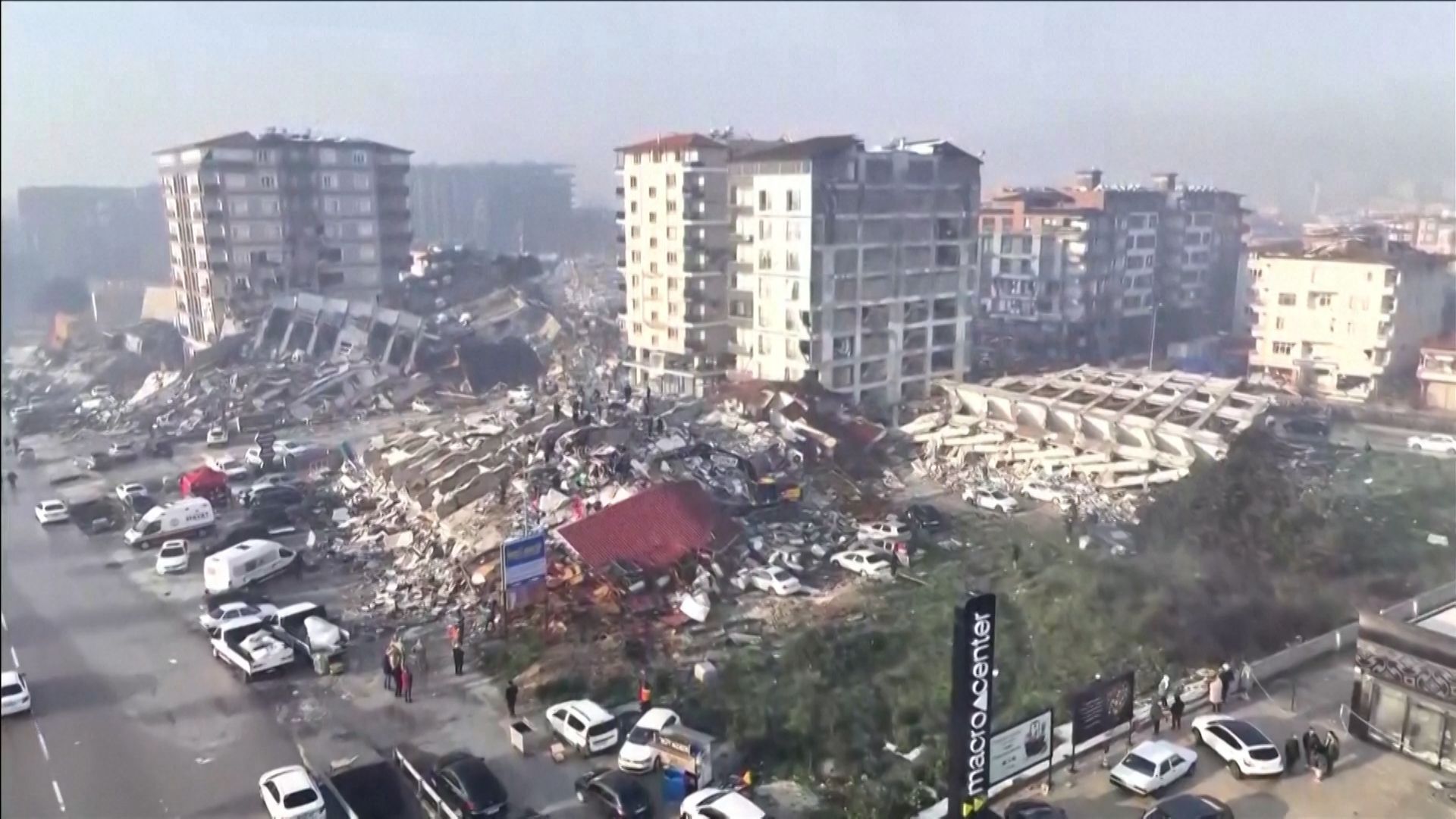 Děsivé záběry ukazují, jak další zemětřesení ničilo obytné domy v Turecku.