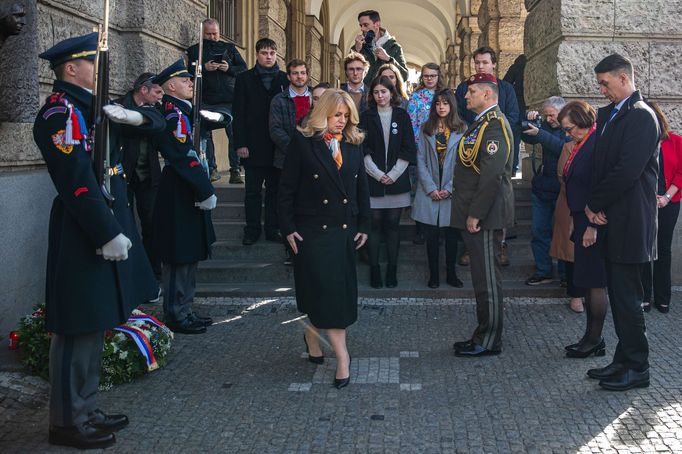 Zuzana Čaputová před Filozofickou fakultou v Praze