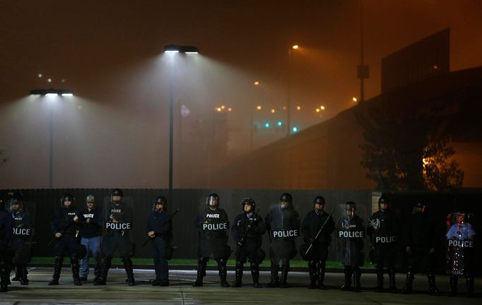 Policie ve výzbroji hlídkuje pochod demonstrantů v St. Louis. 13.října