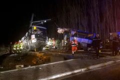 Srážka vlaku a školního autobusu ve Francii má už šest obětí. Dvě dívky zemřely v nemocnici