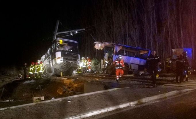 Srážka školního autobusu a vlaku ve Francii.