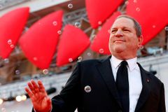 Pro Harveyho Weinsteina pracovali tajní agenti a špehové. Měli za úkol ututlat jeho sexuální skandál