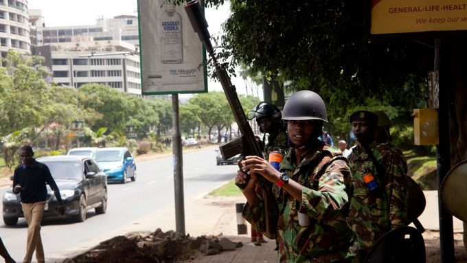 Policisté v Keni kontrolují průběh demonstrace.