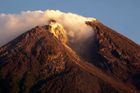 Indonéská sopka zabila 28 lidí. Další pohřbila tsunami
