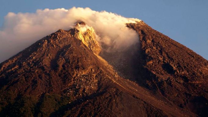 Na ostrově Jáva vybuchla sopka Merapi. Zabila nejméně 25 lidí.