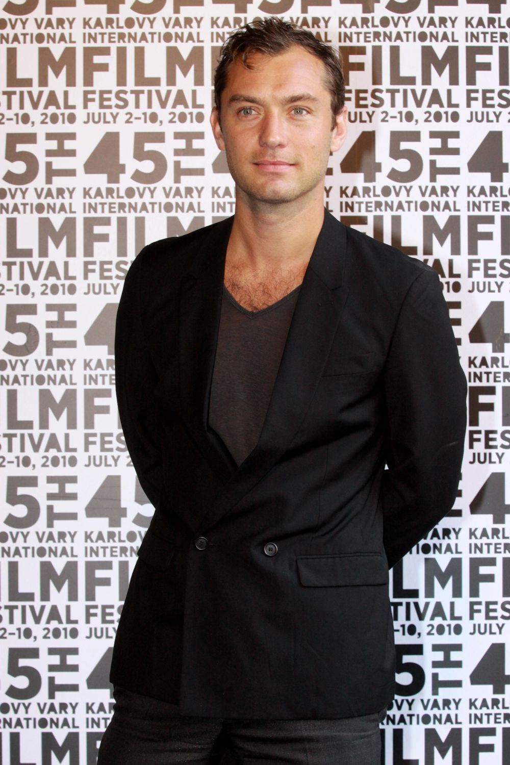 Jude Law na tiskové konferenci