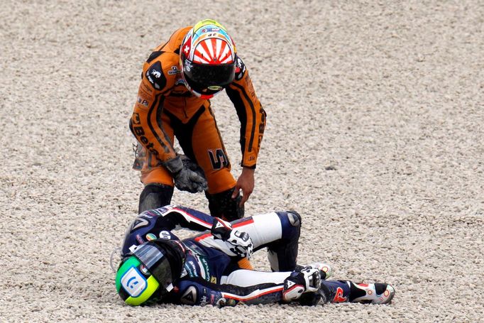 Španělský motocyklový jezdec Pol Espargaro spadl během závodu Moto2 v kvalifikaci ve Velké ceně Itálie 2012.