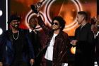 Grammy ovládl Bruno Mars, proměnil všech šest nominací. Rapovou bitvu vyhrál Lamar