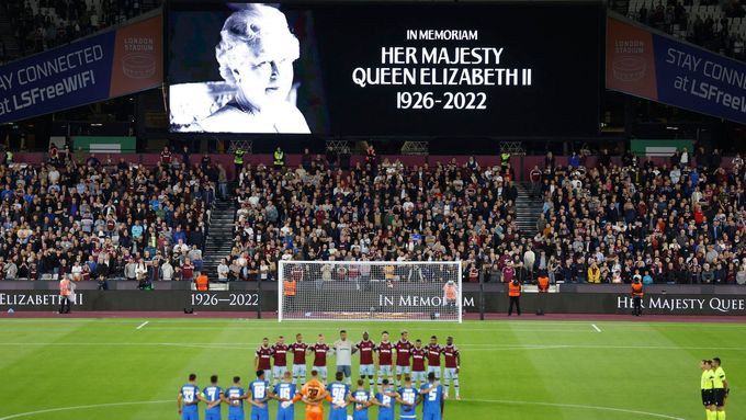 Aktéři utkání West Ham - FCSB uctili památku britské královny Alžběty II.