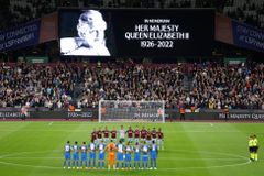 "God Save the Queen." Fanoušci West Hamu zpívali na počest královny, pak viděli výhru