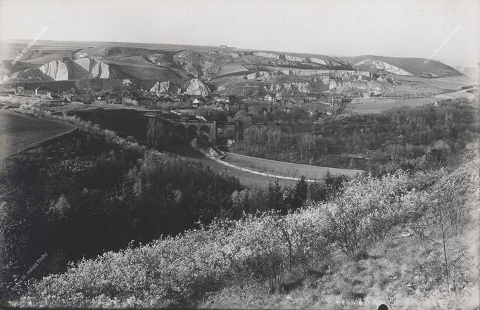 Archivní fotografie železniční traťě Praha-Smíchov – Hostivice, které se přezdívá Pražský Semmering.