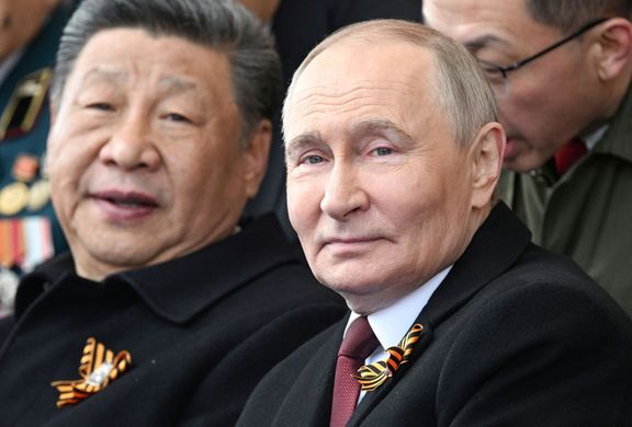 Vladimir Putin sledoval na tribuně letošní přehlídku spolu se svým současným nejvýznamnějším spojencem, čínským prezidentem Si Ťin-pchingem; 9. května 2025.