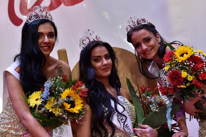 Dvacetiletá Adriana Malíková ze západoslovenských Gbel se stala vítězkou Československé Miss Roma 2016. Vlevo druhá Marie Balogová, vpravo třetí Sabina Šestáková.