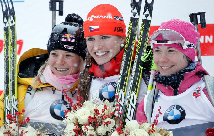 Gabriela Soukalová na stupních vítězů po vítězném sprintu v Pokljuce 2012