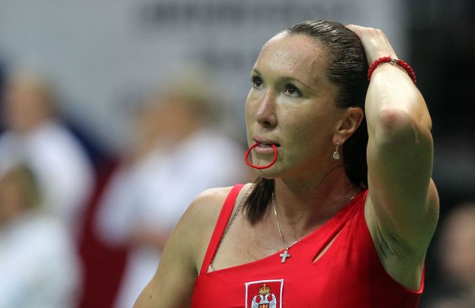 Srbská tenistka Jelena Jankovičová ve finále Fed Cupu 2012 proti Češce Lucii Šafářové.