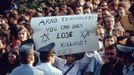 popis: 00f/33/huty/14778/15 1972-09-06 00:00:00 06.09.1972 6th September 1972: Olympic tourists and locals in Munich protesting against the actions of a group of seven Arab terrorists who held eleven members of the Israeli Olympic team hostage. All eleven were killed. (Photo by Keystone/Getty Images)