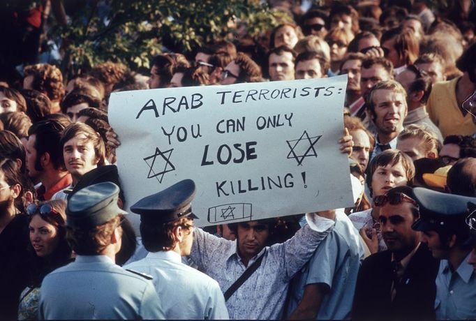 popis: 00f/33/huty/14778/15 1972-09-06 00:00:00 06.09.1972 6th September 1972: Olympic tourists and locals in Munich protesting against the actions of a group of seven Arab terrorists who held eleven members of the Israeli Olympic team hostage. All eleven were killed. (Photo by Keystone/Getty Images)