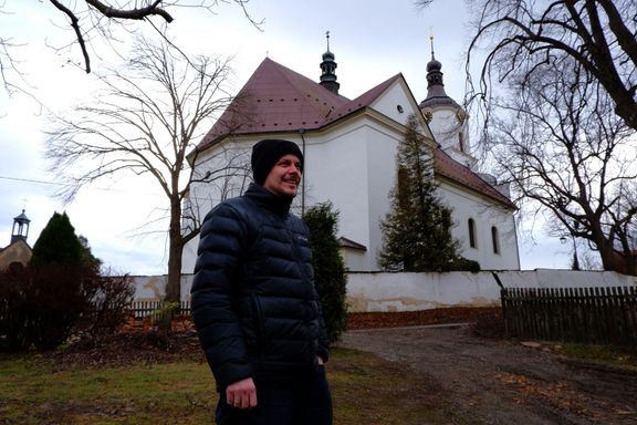 Pavel Obr před barokním kostelem v Zátoru.