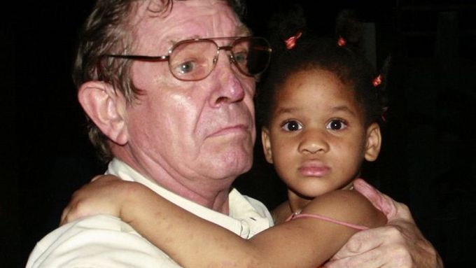 Malá Margaret Hill se svým otcem Mikem krátce po propuštění