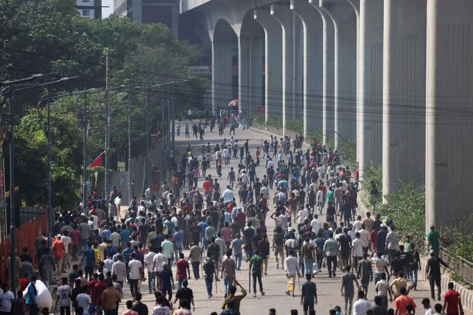 Protesty v Bangladéši požadující rezignaci premiérky šajch Hasíny Vadžídové.